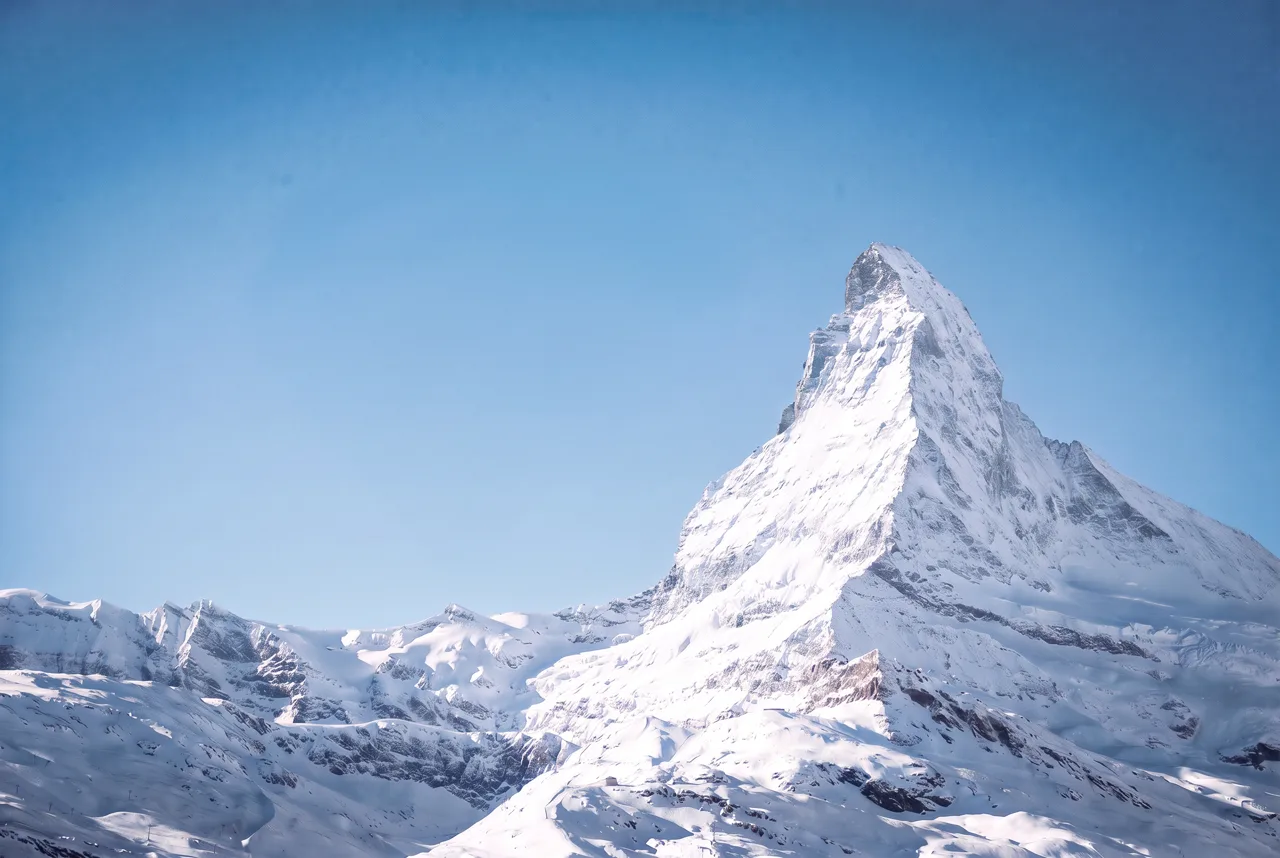 Schneebedecktes Matterhorn unter klarem blauem Himmel